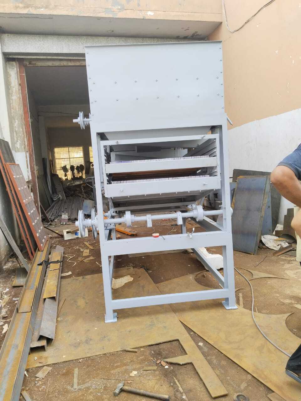 Grain Grading Machinery - Mild Steel & Stainless Steel Three Screens, 4.1x5.9ft Top Screen & 4.1x6.8ft Middle/bottom Screens, Capacity 1-5 Ton Per Hour