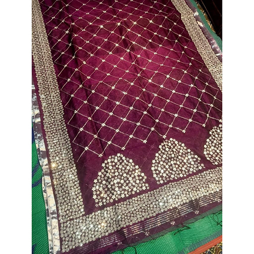 विभिन्न उपलब्ध एम्ब्रॉयडरी साड़ी