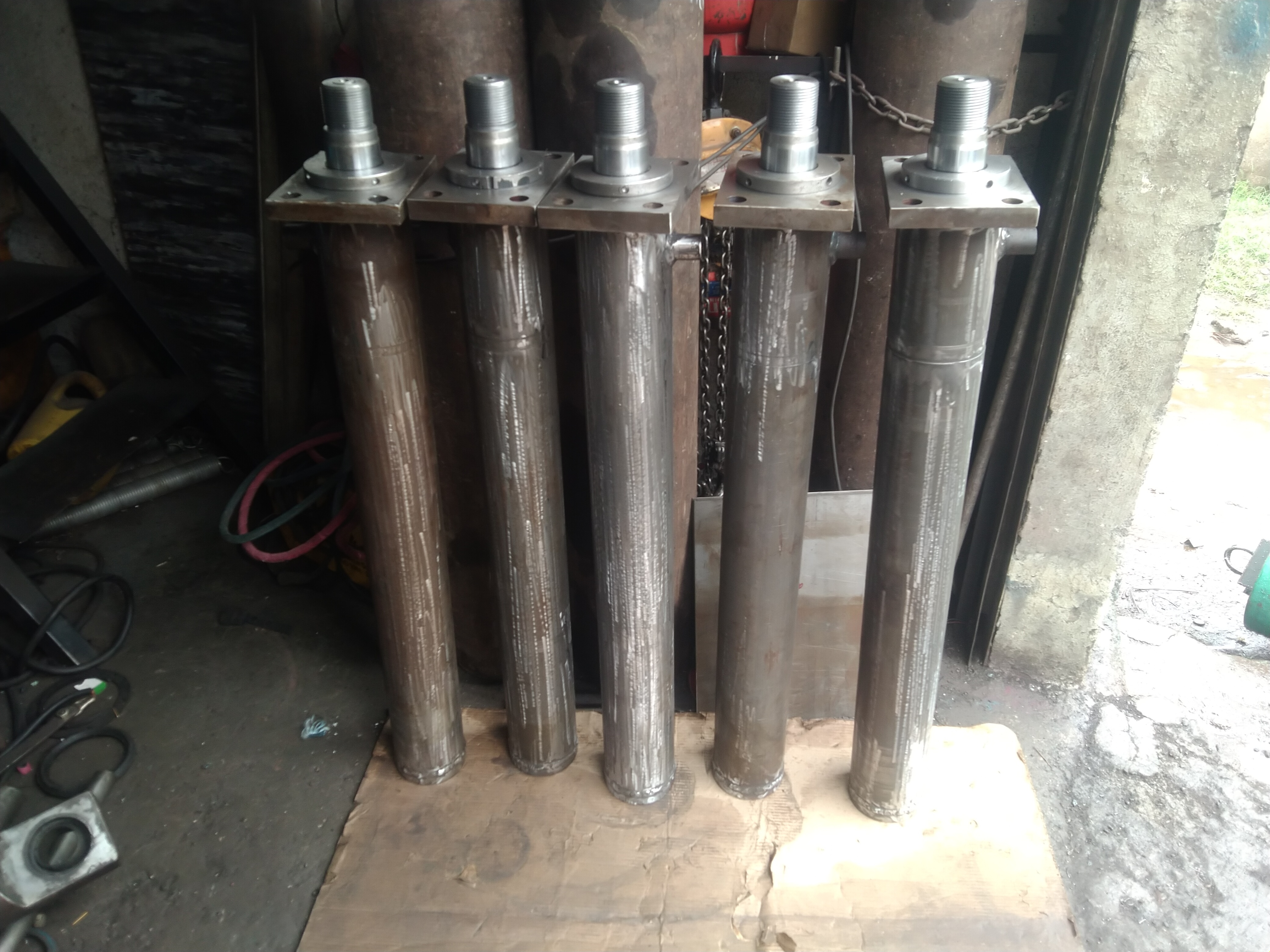 Hydraulic Cylinder Press Machine - Capacity: 250 Ton/day