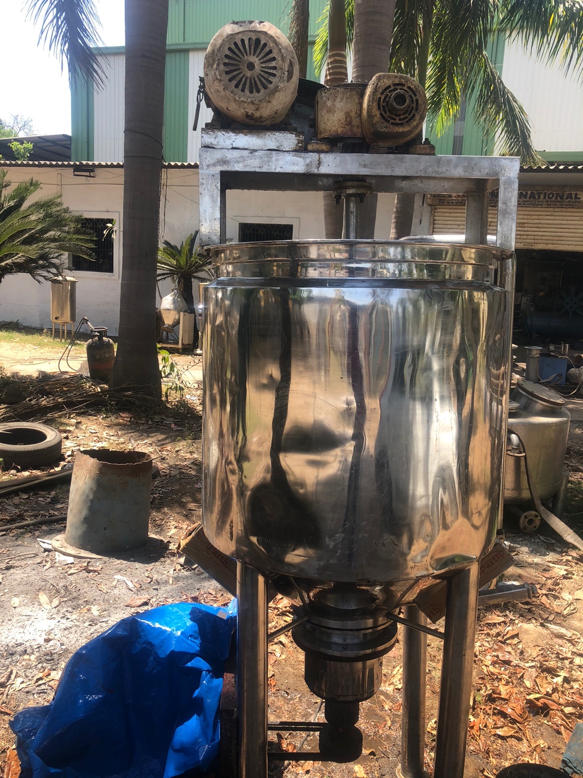Mixing Vessel With Bottom Homogenizer Capacity: 400 Liter/day