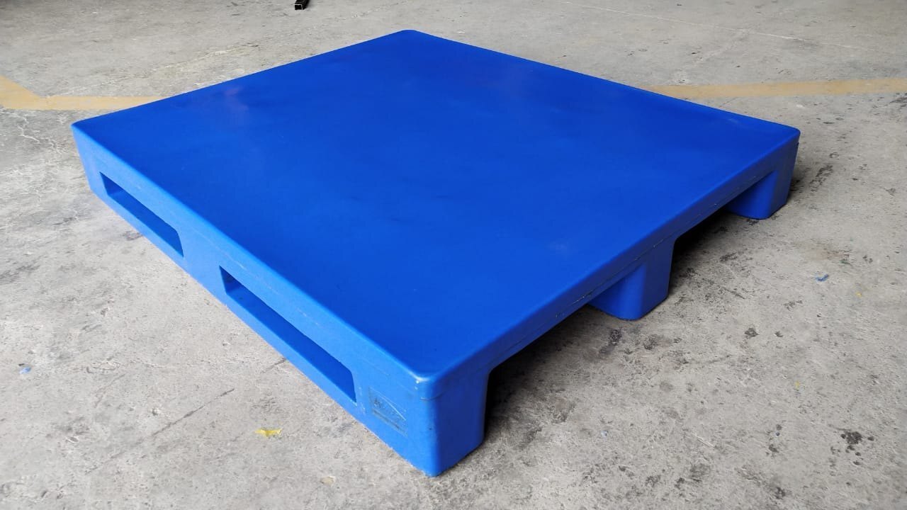 Roto Moulded Plastic Pallets - Heavy-duty Lldpe | 4-way Entry, 1000-4000 Kg Load Capacity, Single Faced Design, Premium Quality Performance