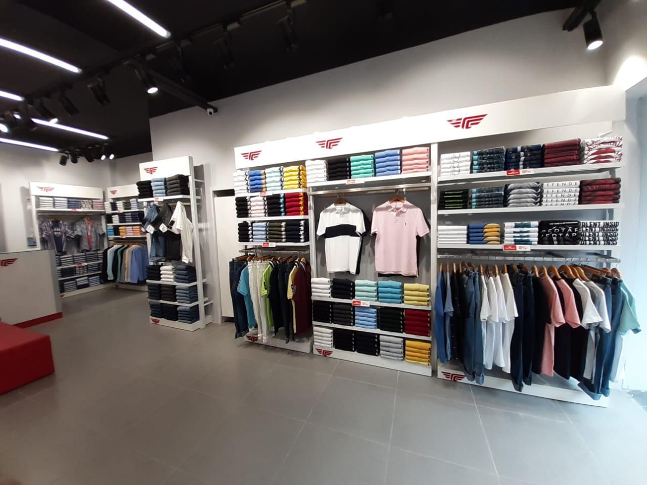 Mens Display Rack - Steel And Wood, Variable Dimensions, White | Adjustable Height, Multiple Shelves, Space-saving, Sturdy Structure, Stylish Look