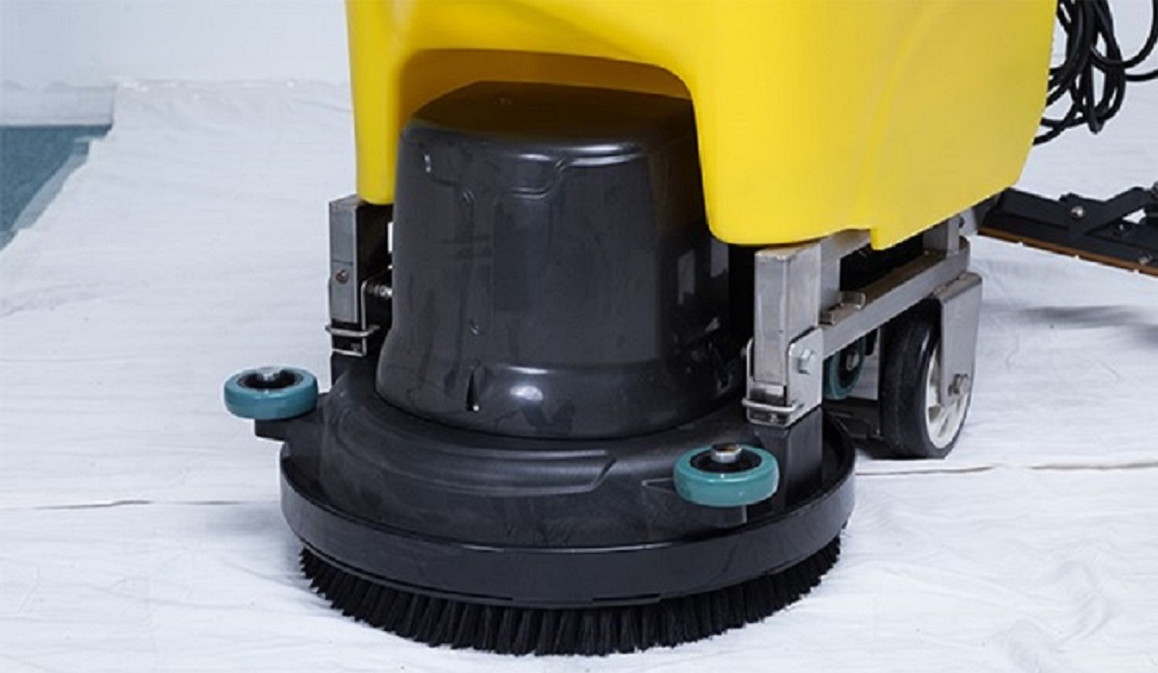 Auto Scrubber Dryer - Capacity: 15 Ltr/hr