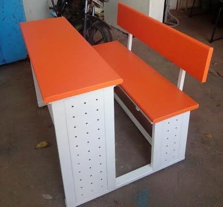 रंगीन स्कूल फर्निचर