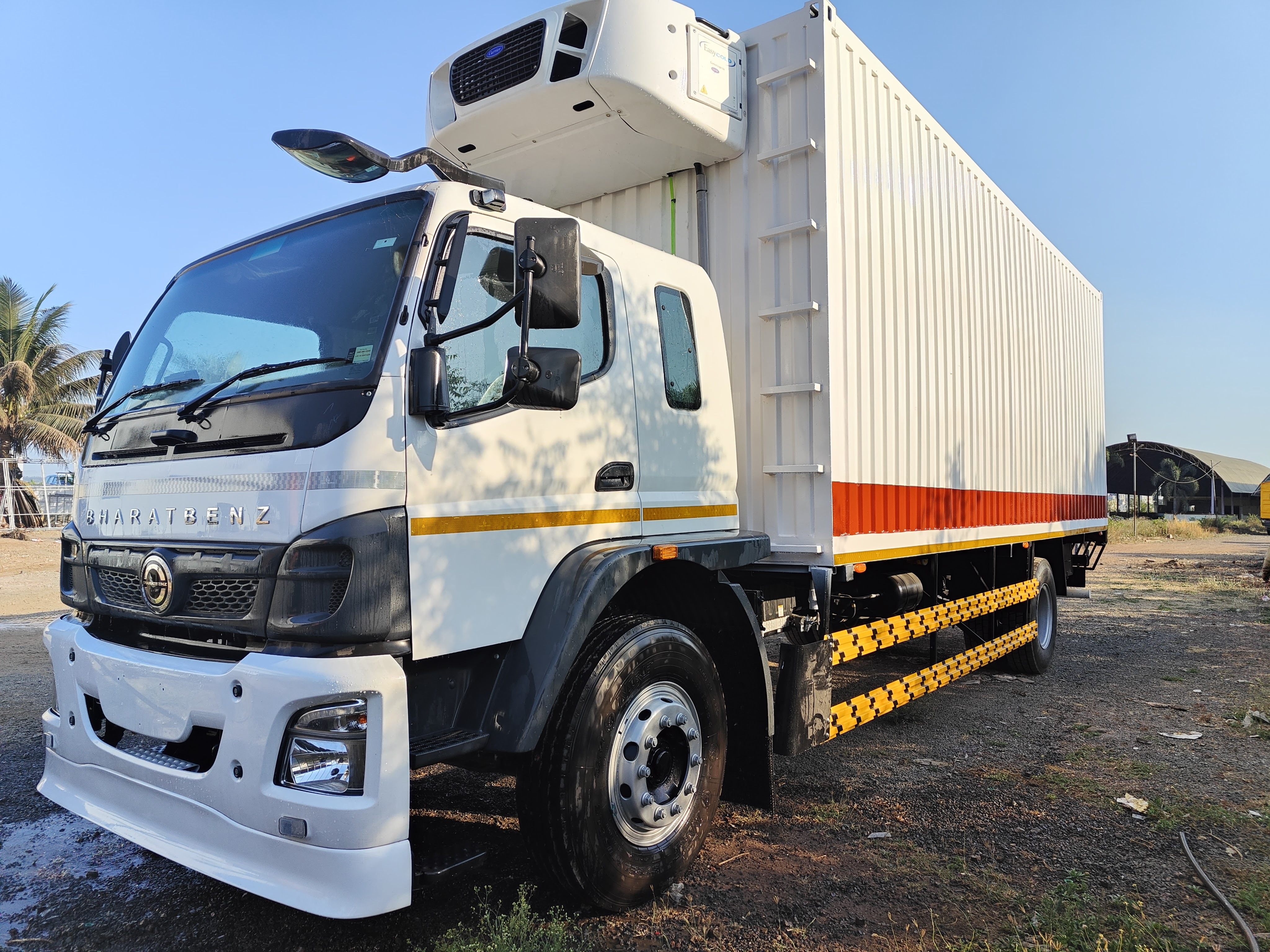 Refrigerator Vehicle - Ms Material, Commercial & Industrial Use | Advanced Temperature Control System, Durable Design