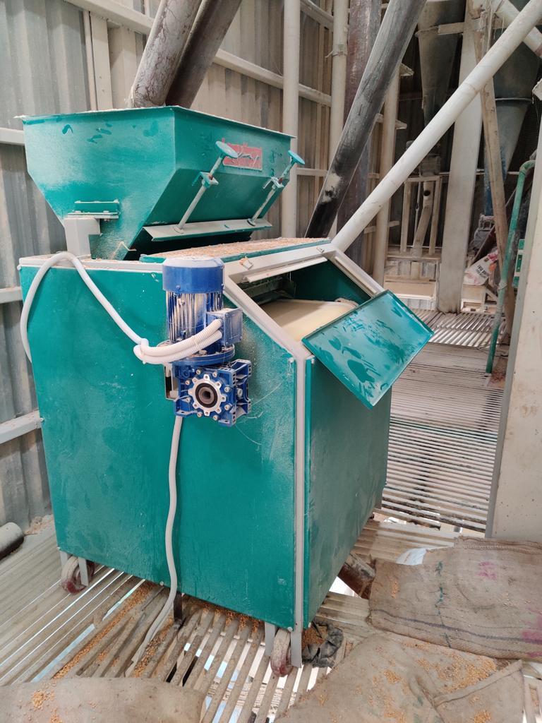 Magnetic Destoner Machine - Ndfeb Magnet, Permanent Magnets, 250 Kg Weight, Blue & White Design | Ideal For Agri Commodity Processing, Three Phase Power Supply