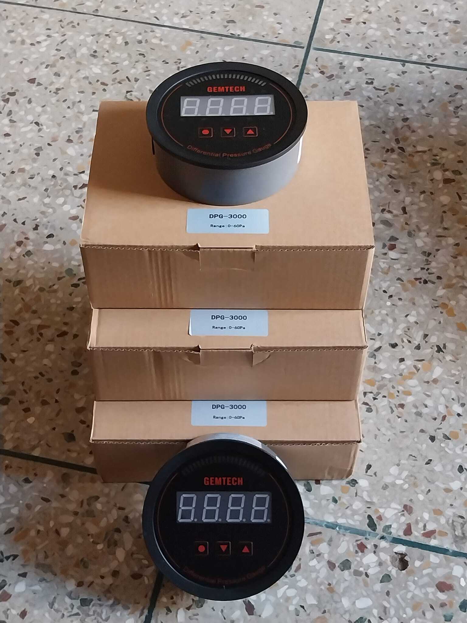 Gemtech Series 3000 Digital Differential Pressure Gauge - 4 Inch Display, Range 0 To 750 Pascal | High-precision Sensors, Anti-vibration, Multi-application Usage