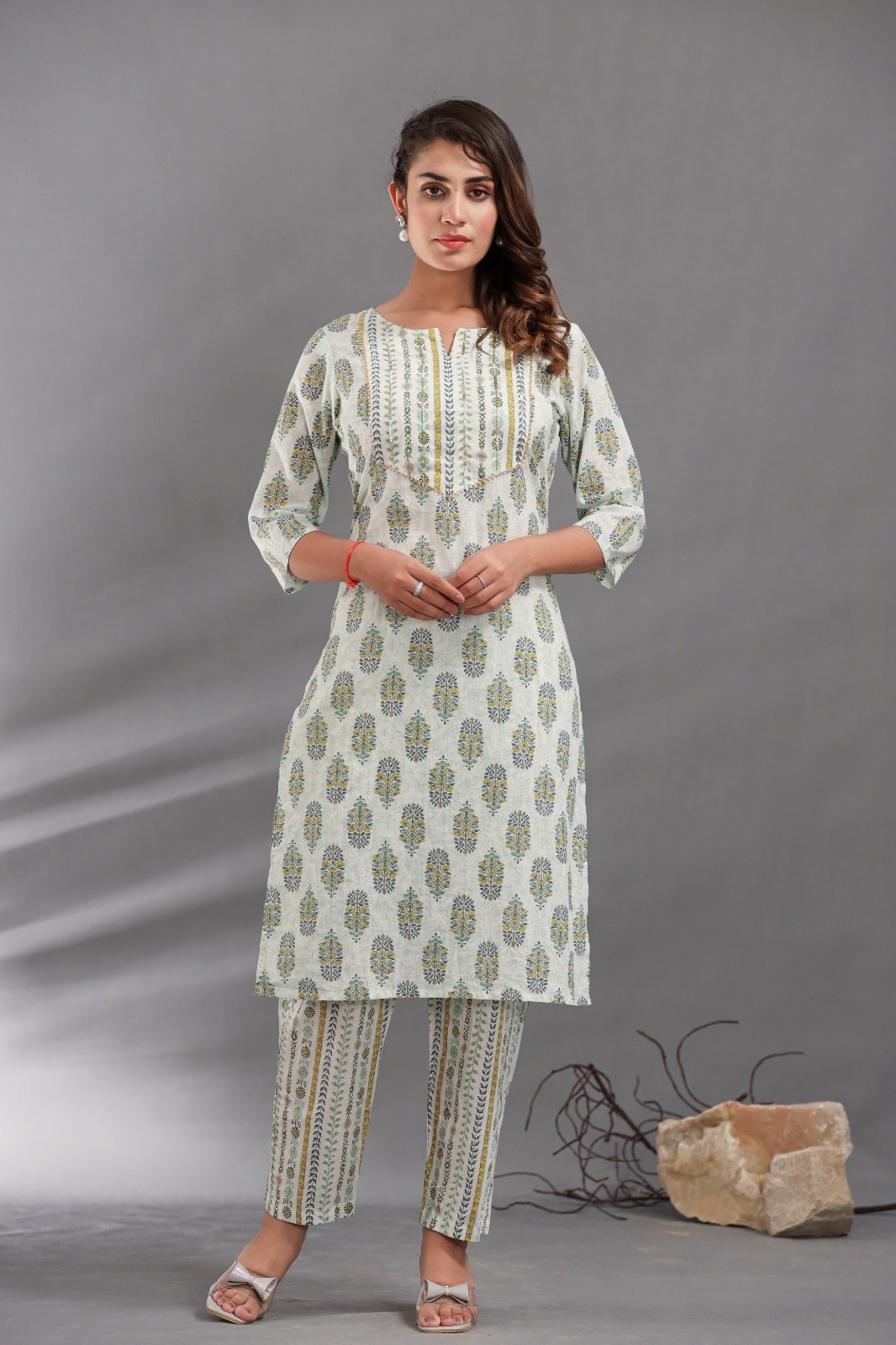 Green Kurti Pant Set With Dupatta - Decoration Material: Sequins