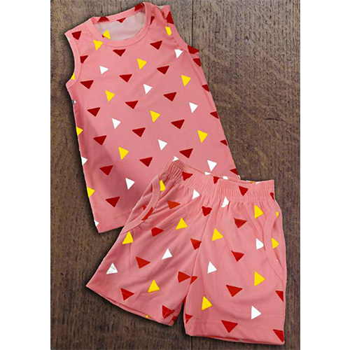 पिंक ओवरऑल प्रिंट शॉर्ट्स और सैंडो सेट