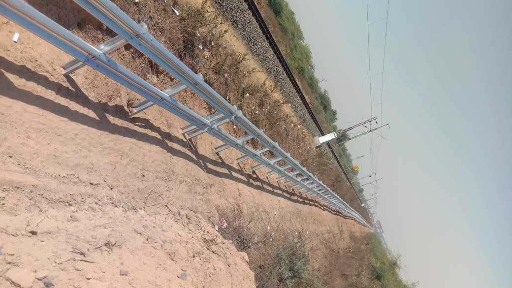 Single Side Double W Beam Crash Barrier - Silver Coated Mild Steel, 30 Kg Weight, Manual Crash Safety Solution