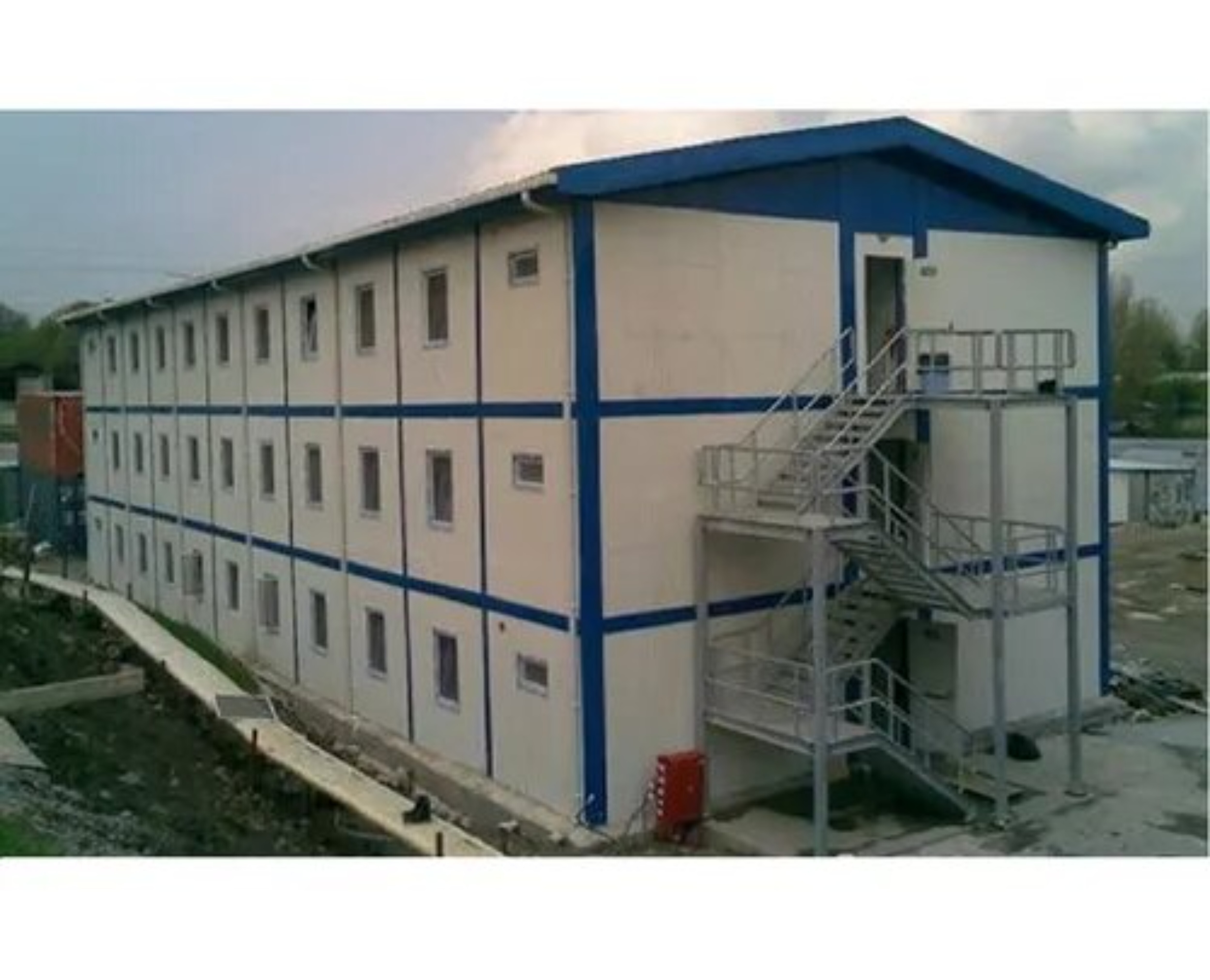 Workers Accommodation Structure - Aluminum & Metal Sheets, Pvc Panels & Rock Wool Insulation | Sliding Windows, Custom Colors, Versatile Use For Hotels & Offices