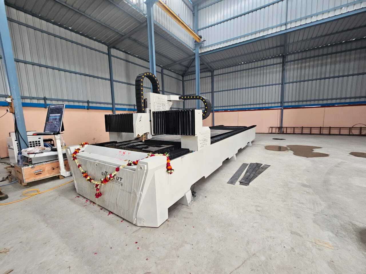 Automatic Fiber Laser Cutting Machine - 1550x3100mm, White Color | High Performance, Cnc Control, Air Cooling, Supports Dxf Graphics, Semi Automatic