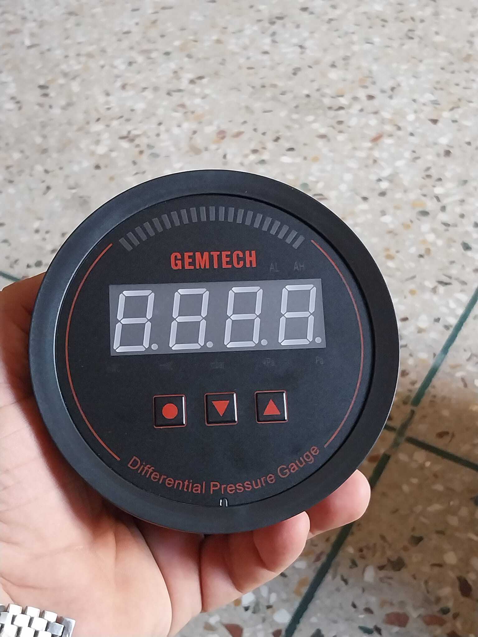 Gemtech Series 3000 Digital Pressure Gauge With Alarm Range 0 To 20.00 Mbar - Color: Black