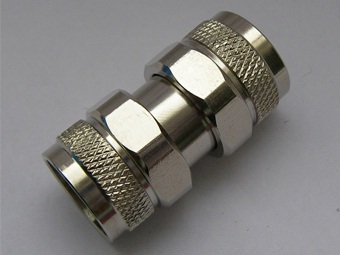 एन पुरुष एडाप्टर