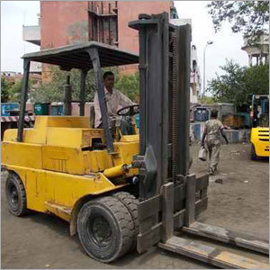 औद्योगिक फोर्कलिफ्ट्स किराए पर
