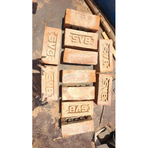 हाथ से बनाई गई लाल ईंट