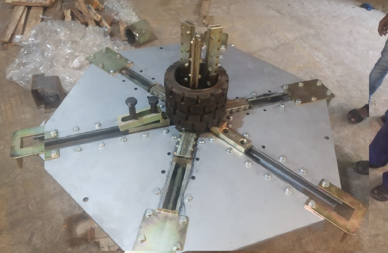 Self Centering Chuck - Steel And Alloys, 1000 Kg/day Capacity | Manual Operation, Customizable Color, 12 Month Warranty