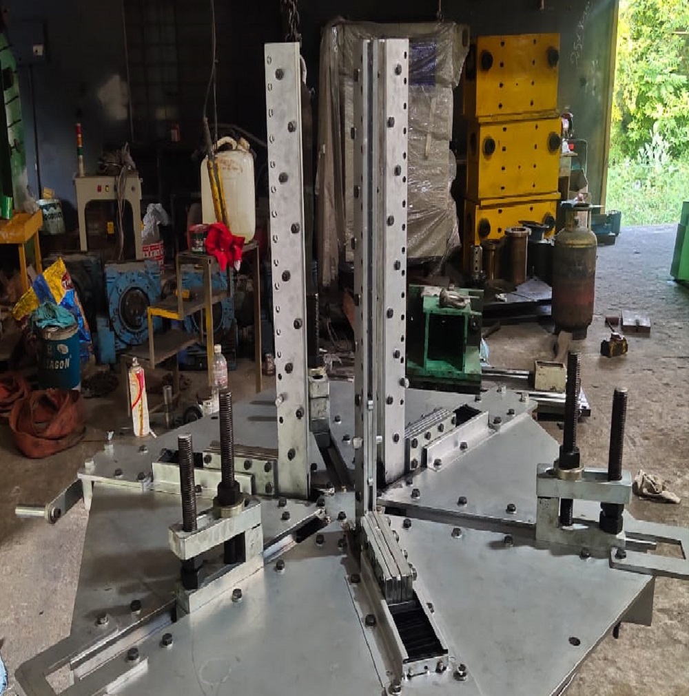 Self Centering Chuck - Steel And Alloys, 1000 Kg/day Capacity | Manual Operation, Customizable Color, 12 Month Warranty