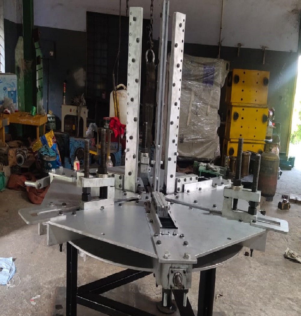 Self Centering Chuck - Steel And Alloys, 1000 Kg/day Capacity | Manual Operation, Customizable Color, 12 Month Warranty