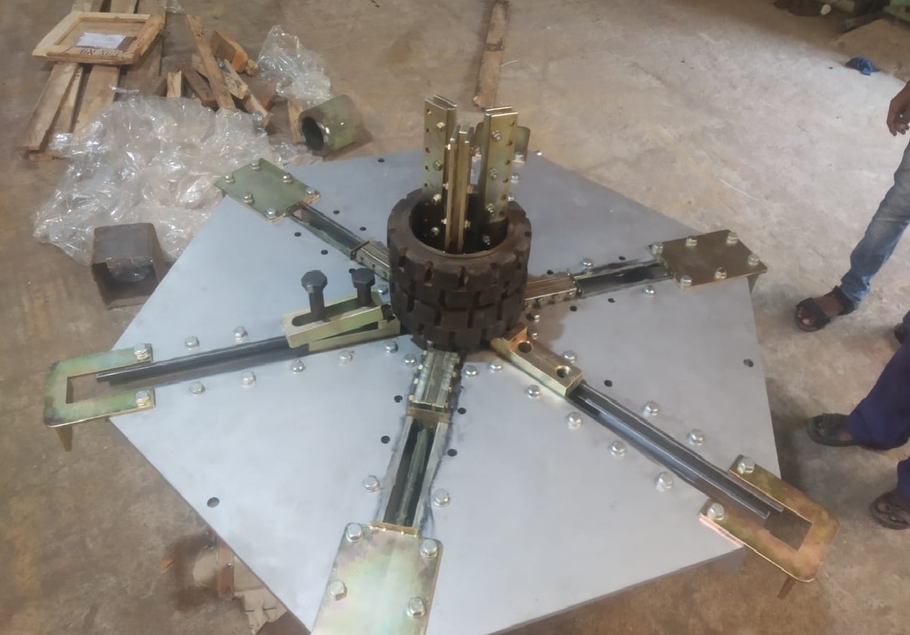 Self Centering Chuck - Steel And Alloys, 1000 Kg/day Capacity | Manual Operation, Customizable Color, 12 Month Warranty
