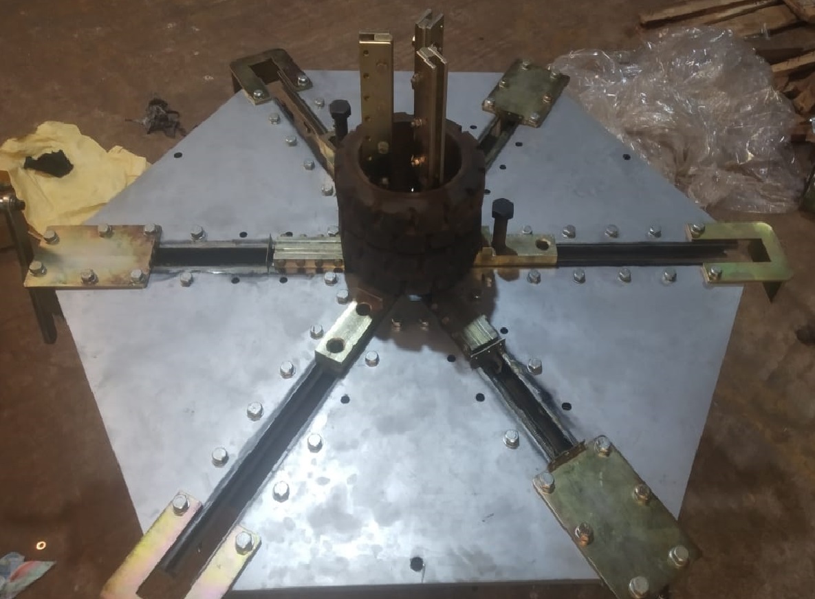 Self Centering Chuck - Steel And Alloys, 1000 Kg/day Capacity | Manual Operation, Customizable Color, 12 Month Warranty