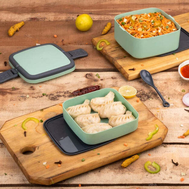 Green Double-layer Portable Lunch Box - Plastic, 17x15x13 Cm | Insulated Design, 2 Compartments, Carrying Handle, Lock System, Includes Spoon