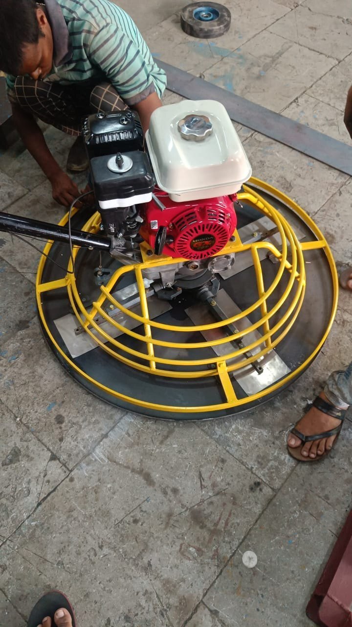 Power Trowel - Working Diameter 1000mm, 5.5 Hp Honda Gx160 Engine, 75 Kg Weight, Manual Control, Black Color
