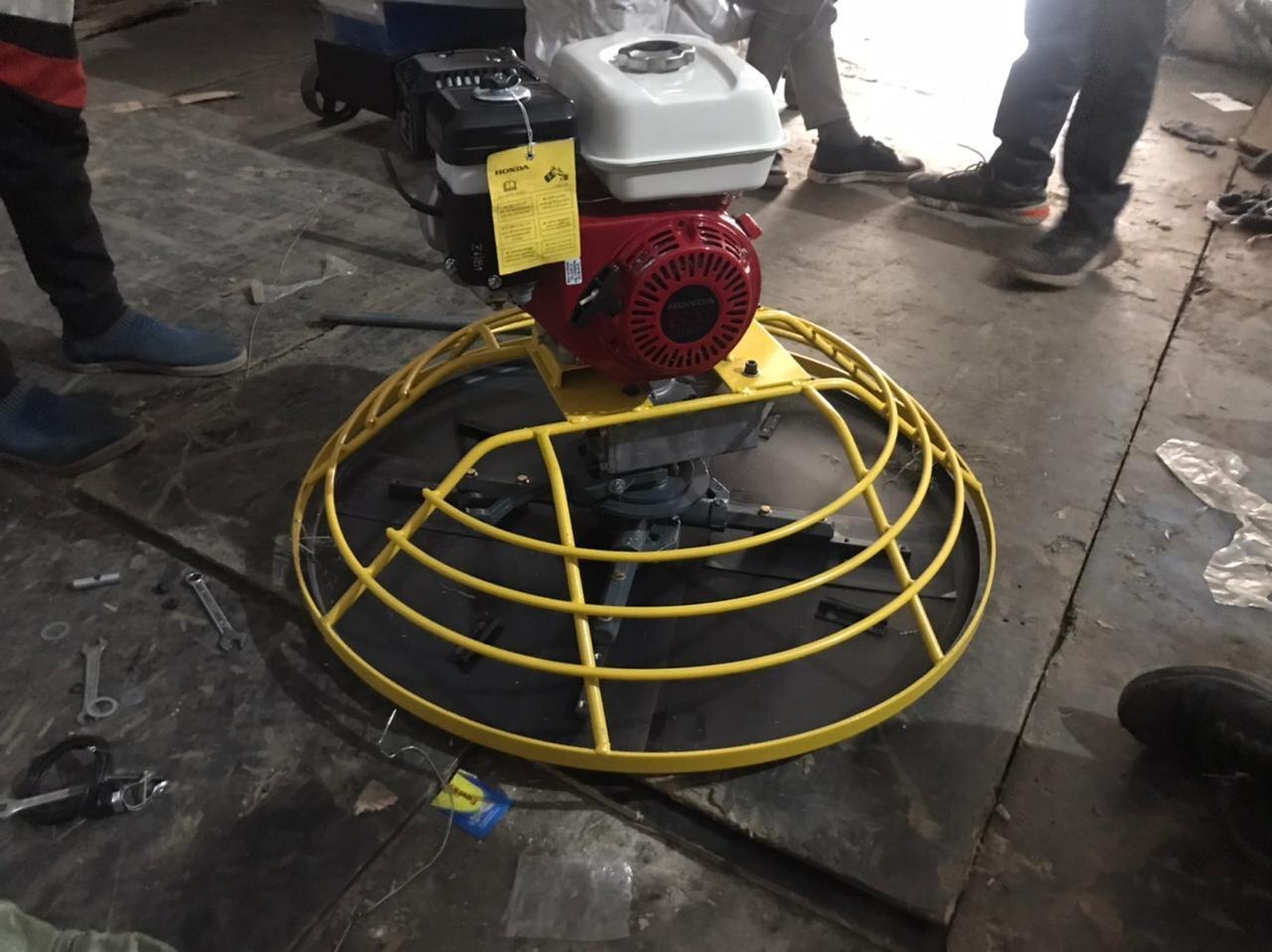 Power Trowel - Working Diameter 1000mm, 5.5 Hp Honda Gx160 Engine, 75 Kg Weight, Manual Control, Black Color