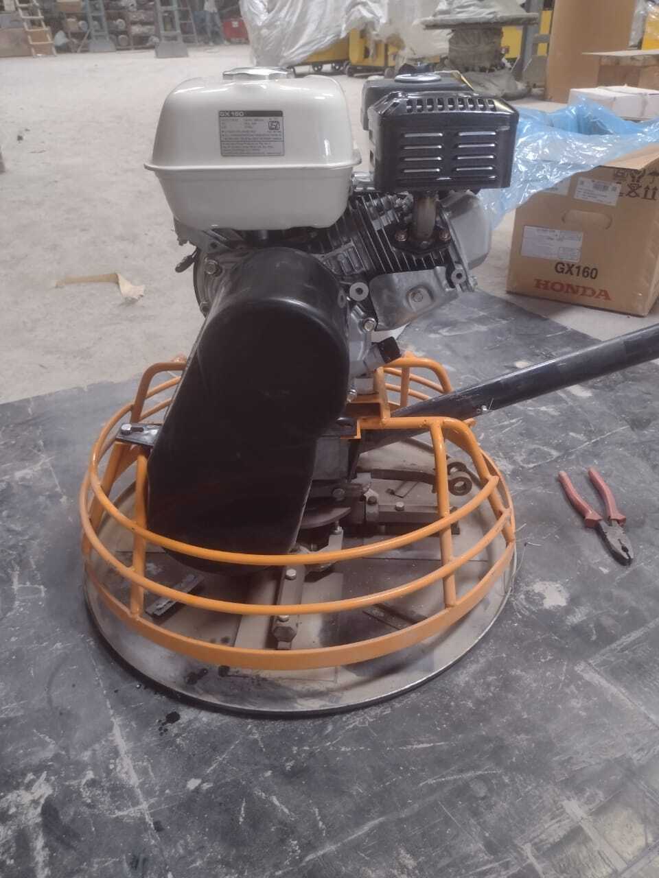 Power Trowel - Diameter 600mm, 4 Blades, 2.9kw Power | Manual Control, Black Finish, Ideal For Concrete Finishing