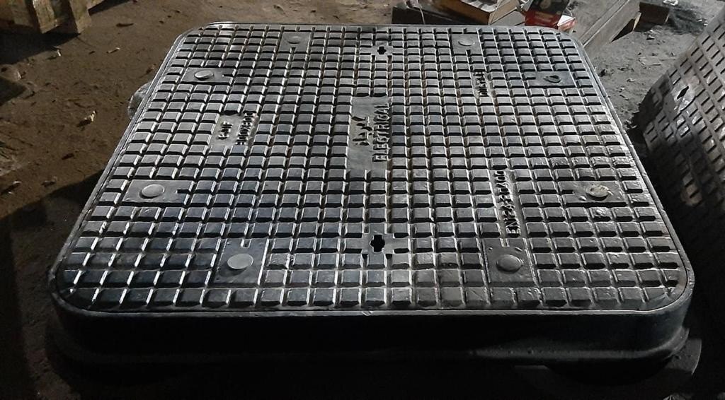 Manhole Covers - Ductile Iron, Square Dimensions (300x300 To 1500x1500 Mm), Load Capacity C250 To F900, Epoxy Coated, Lockable Removable Plate