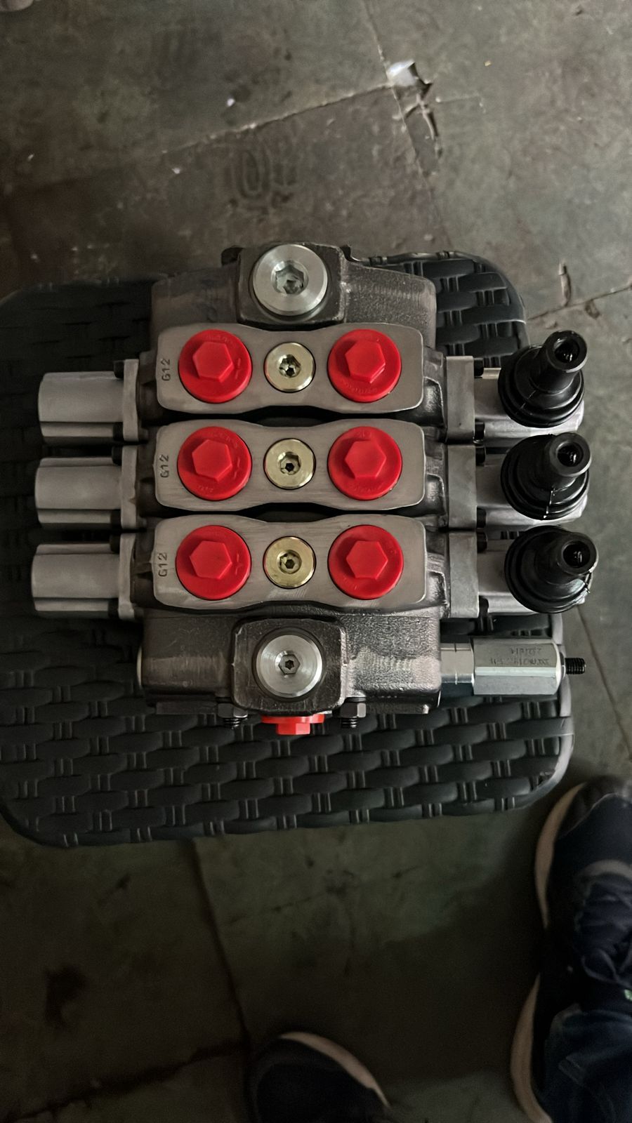 Walvoil Control Valve - Stainless Steel, 10x10 Inch, Black | Hydraulic Application, High Pressure, 45 Lpm, Manual/pneumatic/hydraulic Controls