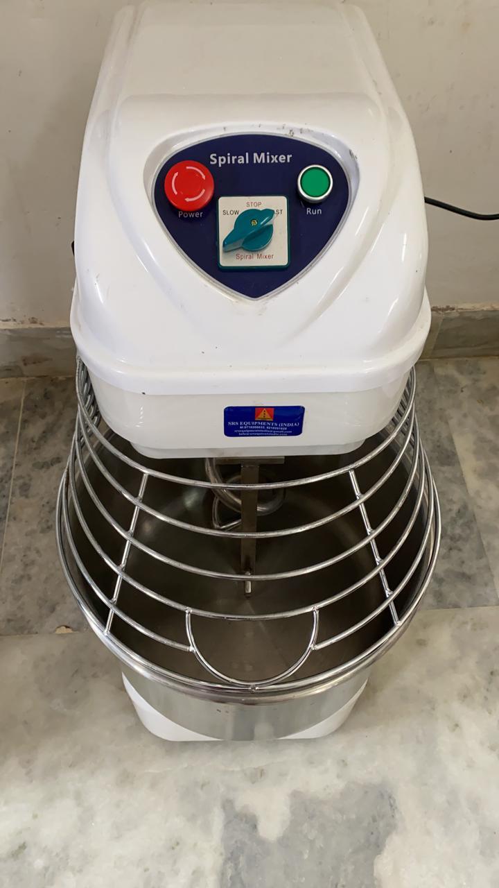 Dough Mixer - Stainless Steel, Semi Automatic Size For Hotel Restaurant Canteen, 220 Volt Temperature Range With Silver Warranty