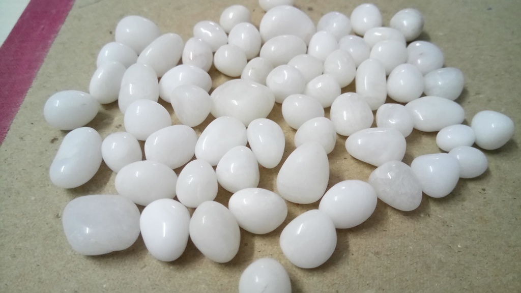 Premium Quality Supper White Machine Tumble And Polished Pebbles Stone For Export - Artificial Stone Type: Solid Surface