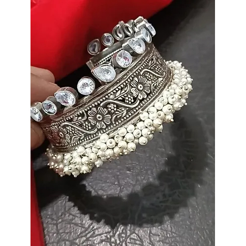 फैंसी ब्रेसलेट