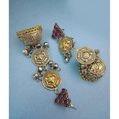 ऑक्सीडाइज्ड लॉन्ग झुमकी एडी स्टोन्स और दुर्गा स्टड्स के साथ