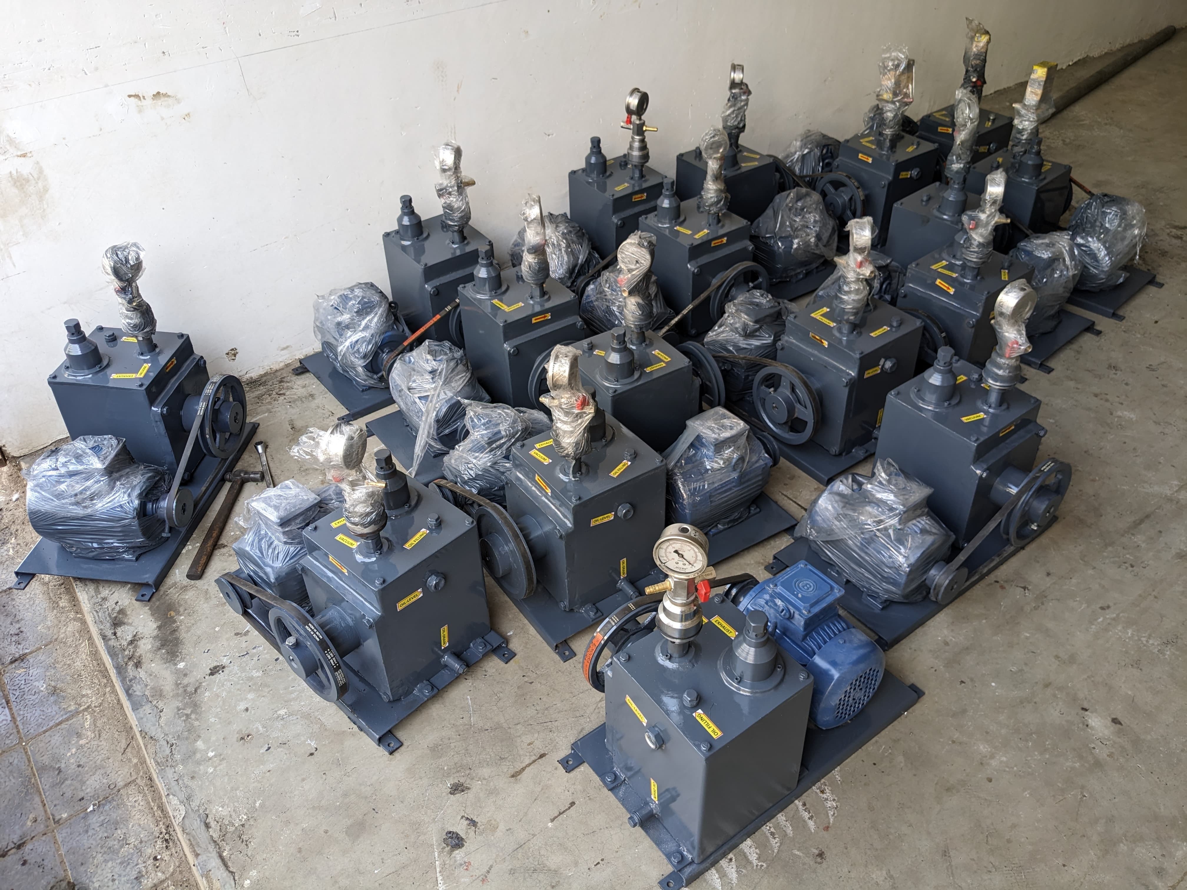 Laboratory Oil Sealed Vacuum Pump - Color: Grey