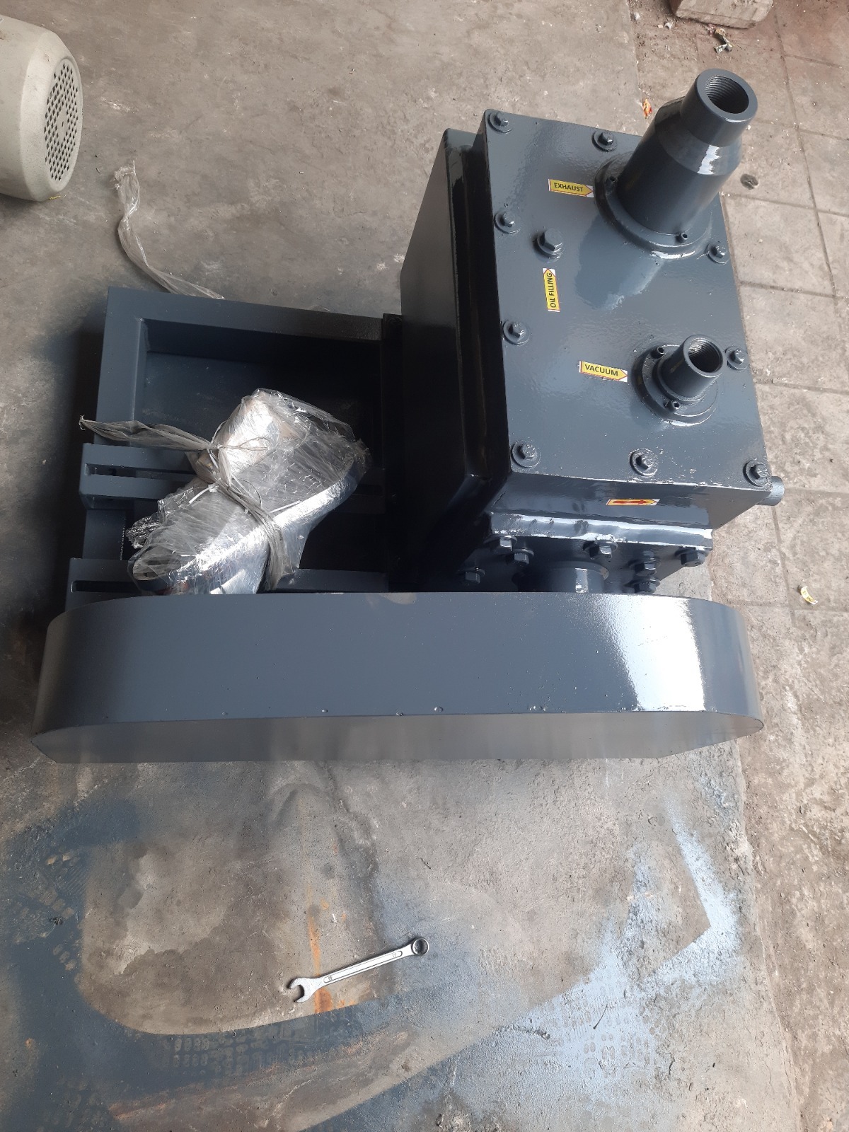 Laboratory Oil Sealed Vacuum Pump - Color: Grey