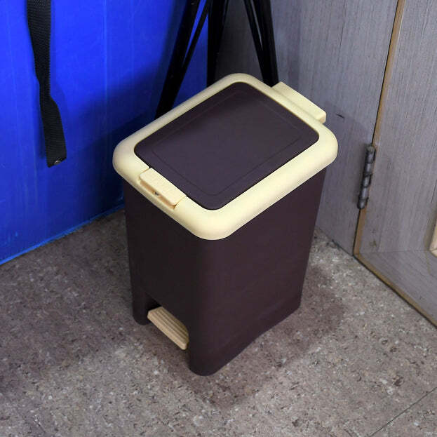Plastic Push N Pedal Dustbin Plastic Kitchen Waste Bin With Lid
