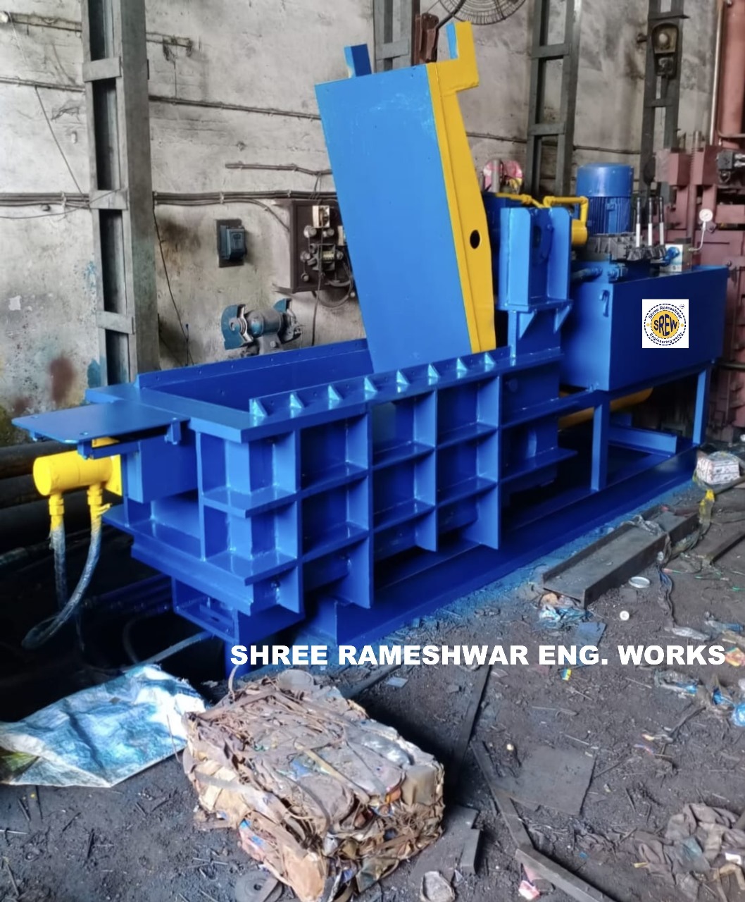 Baling Press Machine - Color: Blue/yellow