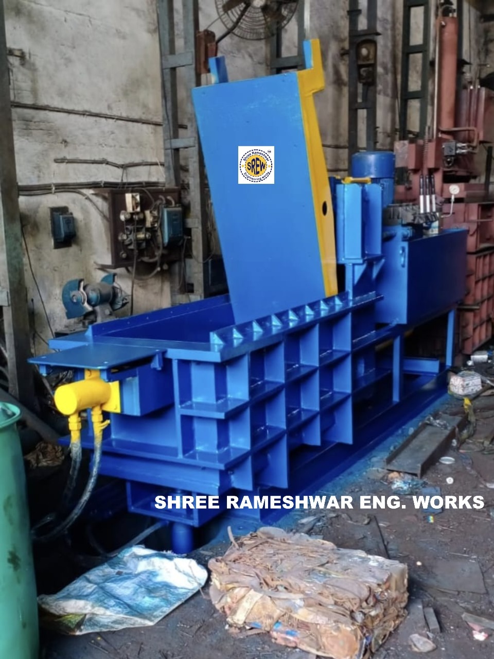 Baling Press Machine - Color: Blue/yellow