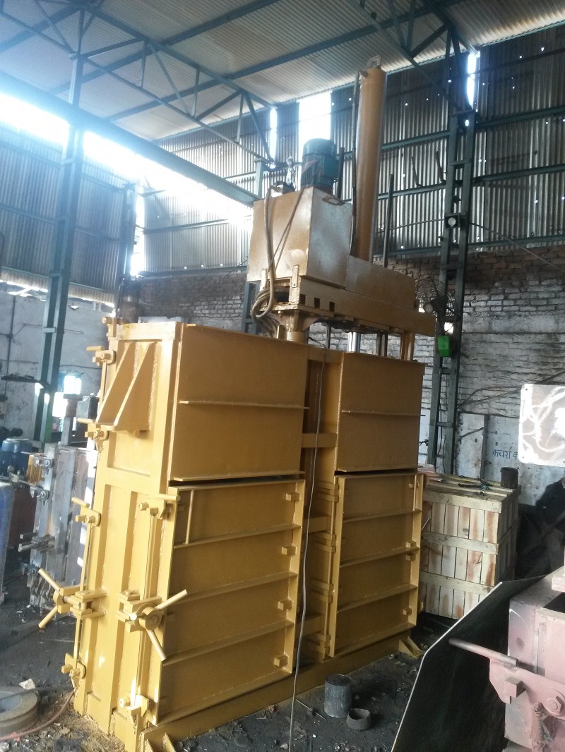 Paddy Straw Hydraulic Baling Press Machine - Color: Blue/yellow