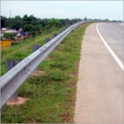 हाईवे मेटल क्रैश बैरियर