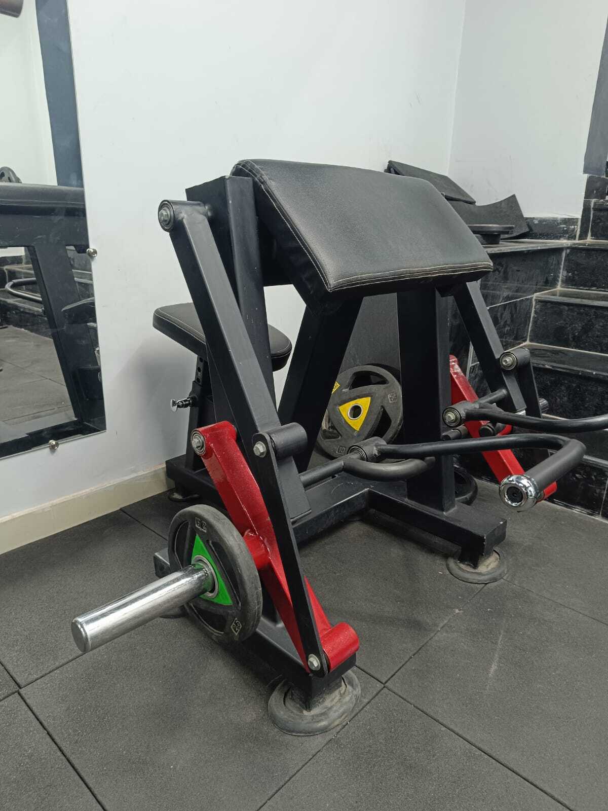 Plate Loaded Biceps Curl Machine Application: Tone Up Muscle