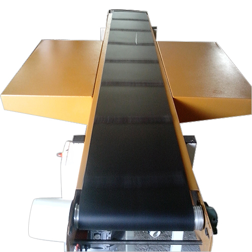 पैकिंग प्लेटफॉर्म के साथ इन्क्लीनड कन्वेयर