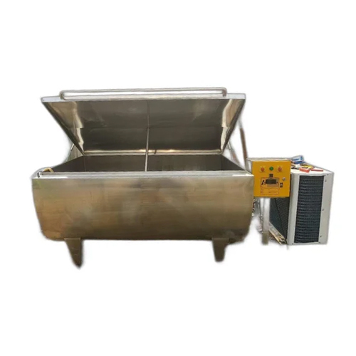 Silver 1000 Ltr D Shape Bulk Milk Cooler