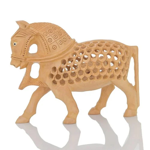 चंदन की लकड़ी से तराशा गया घोड़ा