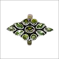 स्टर्लिंग चांदी की अंगूठी जिसमें पेरिडोट रत्न जड़े हुए हैं।