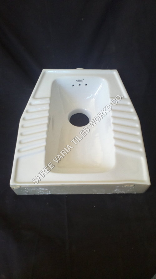 स्क्वाटिंग पैन शौचालय