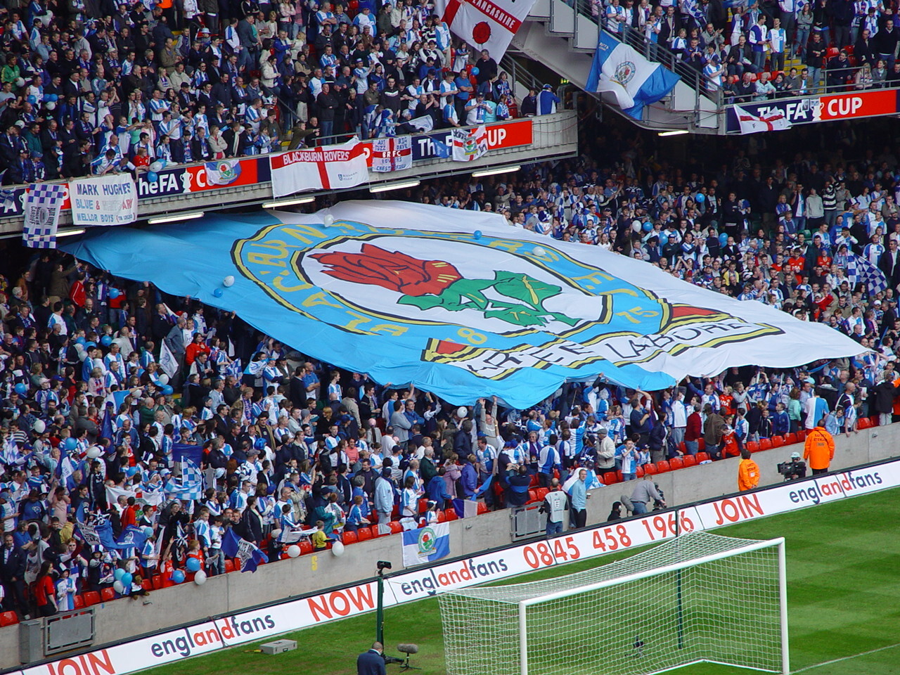 Football Flags - Polyester And Nylon Fabric, Customized Size And Colors | Printed Style For Advertising And Sports Promotion