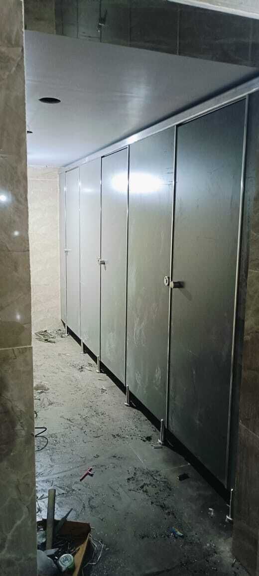 U-shape Toilet Partitions